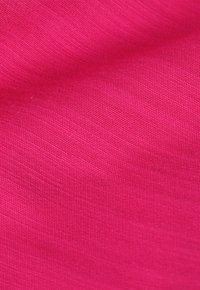 Fuksia kangas sujuva, tekstuuriga pinnaga; edastab rikkaliku, elava värvi. Muster või riistvara ei ole nähtav.
