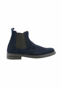 Stivale Chelsea in suede blu navy con pannelli elastici neri, con linguetta sul tallone e suola in gomma nera, mostrato di profilo.