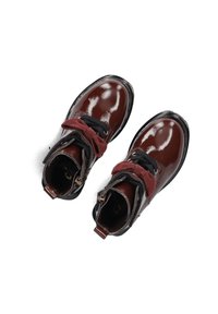 Bordeaux gepatineerde leren enkellaarsjes met zwarte veters en maroon stoffen strikken, voorzien van een ronde neus en een lage zwarte rubberen zool.