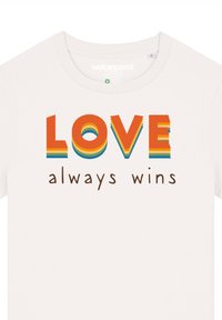 Kurzes weißes T-Shirt mit einem mehrfarbigen "LOVE"-Grafik in fetten Buchstaben über dem braunen Text "always wins". Glattes Baumwollmaterial.