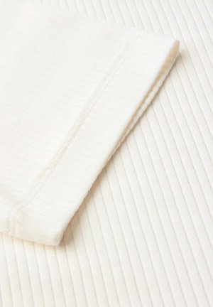 Tissu blanc côtelé avec un poignet plié, présentant une texture lisse et un détail de couture soigné. L'arrière-plan a un motif rayé similaire.