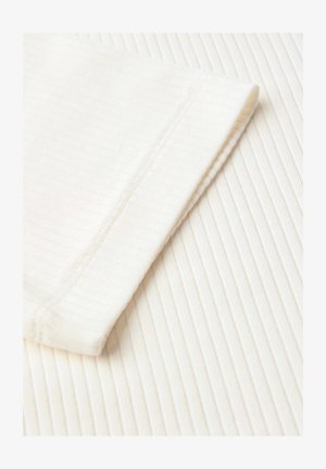 Weißer gerippter Stoff mit einem umgeschlagenen Saum, der eine glatte Textur und saubere Nähdetails aufweist. Der Hintergrund hat ein ähnliches Streifenmuster.