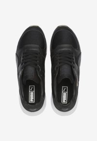 Sneakers sportivi neri con tomaia in pelle e tessuto. Le caratteristiche includono una punta rotonda, lacci piatti e una suola in gomma bianca. Logo sulla linguetta.