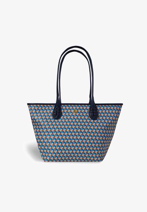 Tote bag met een geometrisch kubuspatroon in blauw, wit en oranje, met donkerblauwe leren handvatten en accenten.