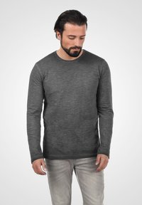 Langærmet crew neck t-shirt i mørkegrå, lavet af et struktureret, letvægtsstof. Har en afslappet pasform og en glat søm.