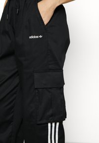 adidas Originals CARGO - Kapsáče - black