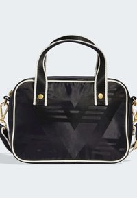 Czarna nylonowa torba z białymi akcentami, złotym okuciem, górnymi uchwytami oraz odpinanym paskiem. Z przodu znajduje się geometryczny wzór.