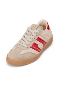 Beżowy sneaker z czerwonymi akcentami, cholewka z zamszu i tkaniny o fakturze, sznurowany fason, gumowa podeszwa oraz logo "Marc O'Polo" po bokach.