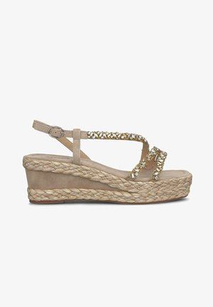 Beige Plateau-Sandalen mit gewebter Jutsohle, verziert mit überkreuzten Riemen und goldenen Akzenten. Aus weichem Wildleder gefertigt, minimalistisches Design.