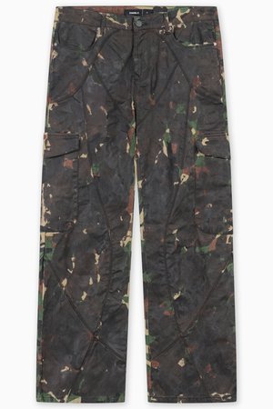 Pantaloni cargo mimetici in toni scuri, caratterizzati da numerose tasche, una vestibilità rilassata e un tessuto testurizzato con contrasti di colore.