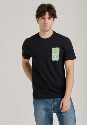 Svart bomull t-shirt med en grafik av en handhållen spelkonsol med en grön skärm och knappradering på vänster bröst.
