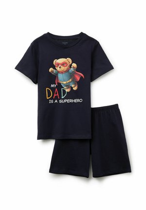 Donkerblauw setje van een shirt met korte mouwen en korte broek met een vliegende teddybeer in superheldenkostuum en de tekst "Mijn vader is een superheld" op het shirt.