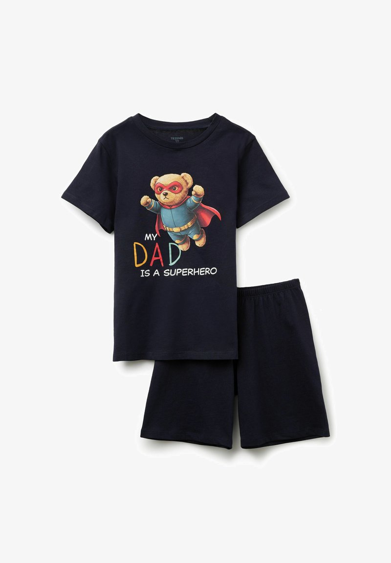 Dunkelblaues Kurzarmhemd und Shorts-Set mit einem fliegenden Teddybär im Superheldenkostüm und dem Text "Mein Papa ist ein Superheld" auf dem Hemd.