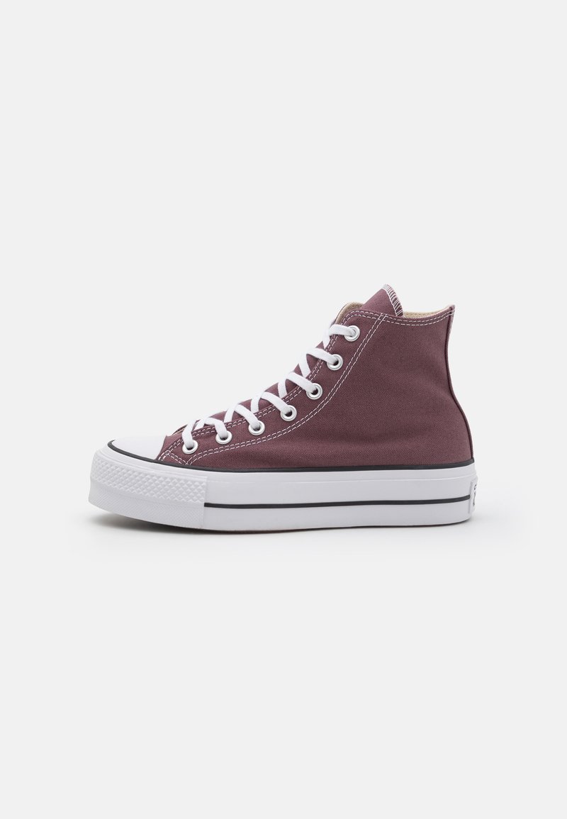 Sneaker alte in tela bordeaux con suola e punta in gomma bianca, dotate di occhielli e lacci bianchi, e dettagli con strisce nere.
