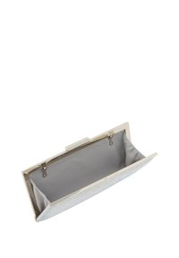 Fodral i silverfärgad metall med en iriserande tygutsida och slätt grått innerfoder. Har en rektangulär form och en enkel design.