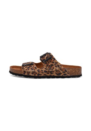Sandalette mit Leopardenmuster, zwei verstellbaren Schnallenriemen, Kork-Fußbett und schwarzer strukturierter Sohle, im Seitenprofil auf weißem Hintergrund dargestellt.