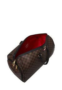 Bolsa de viaje a rayas marrón con detalles en negro, herrajes en dorado y un interior rojo. Parte superior con cremallera, doble mango y forma estructurada.
