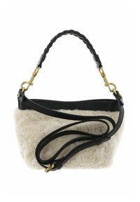 Sac à main en peau lainée avec des accents en cuir noir, bandoulière tressée et ferrures dorées. Présente une texture douce et une forme incurvée pour un design unique.