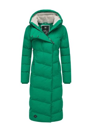 Vihreä puffatakki, jossa on pitkä muotoilu, tekstuuri kangas, fleecevuorattu huppu ja vinoraitakuosi. Varustettu napilla kiinnityksellä ja sivutaskuilla.