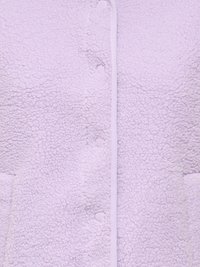 Chaqueta de forro polar morada con superficie texturizada, cierre de botones y ribetes en contraste. Incluye dos bolsillos delanteros.