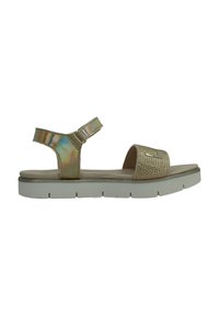 Gouden synthetische sandaal met een verstelbare enkelband, een gestructureerde voetbed en een witte rubberen zool. Geaccentueerd met metalen details op het bovenwerk.