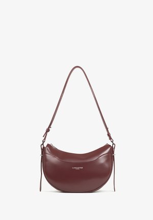 Sac à épaule en cuir bourgogne avec une silhouette courbée, fermeture éclair et bandoulière réglable. Présente un logo de marque embossé à l'avant.