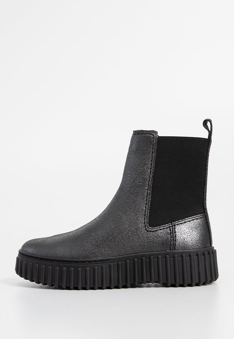 Schwarze Chelsea-Stiefel mit einem strukturierten synthetischen Obermaterial, elastischen Seitenpanelen und einer dicken, rutschfesten Gummisohle für besseren Halt.