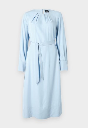 Rochie bleu deschis cu mâneci lungi, decolteu rotund, față pliată și curea asortată. Material neted cu o strălucire subtilă.