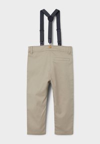 Pantaloni di cotone beige con bretelle regolabili a strisce blu e bianche, una tasca posteriore e un piccolo bottone decorativo in vita.