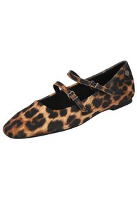 Zapato plano de estampado de leopardo marrón y negro con dos correas delgadas ajustables y hebillas plateadas, punta redondeada y tacón bajo.