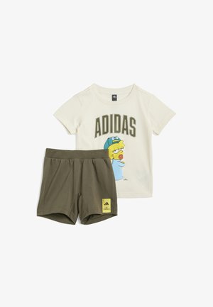 Camiseta de manga curta creme com estampado gráfico e de personagens "ADIDAS"; calções verdes-oliva com cintura elástica e patch com o logótipo.