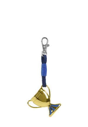 Kleiner goldener Trophäen-Schlüsselanhänger mit blauen Akzenten, der an einem blau geflochtenen Band und einem silbernen Metallclip hängt.