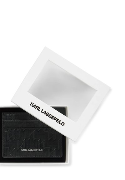 Черен кожен портфейл с релеф и лого на Karl Lagerfeld вътре в отворена бяла кутия с прозрачен капак, показващ името на марката.