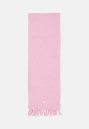 Écharpe rectangulaire rose doux avec des extrémités frangées et une petite étiquette rectangulaire près d'une frange, posée à plat sur un fond blanc.