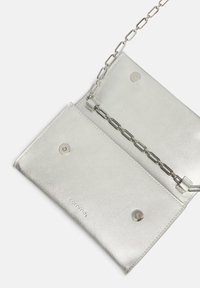 Clutch metallico argento con una texture liscia, dotato di una tracolla a catena e chiusure a scatto. Logo in evidenza sulla parte anteriore.