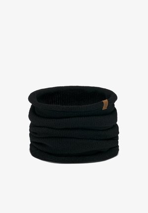 Schwarzer gestrickter Halswärmer mit weicher Textur, versehen mit einer umgeschlagenen Kante und einem kleinen Lederetikett. Entworfen, um in mehreren Schichten getragen zu werden.