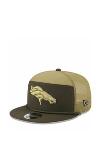 Khaki- und olivgrüner Hut mit flacher Krempe, der ein goldgesticktes Logo eines Pferdes auf der Vorderseite und Mesh-Seitenpaneele hat.