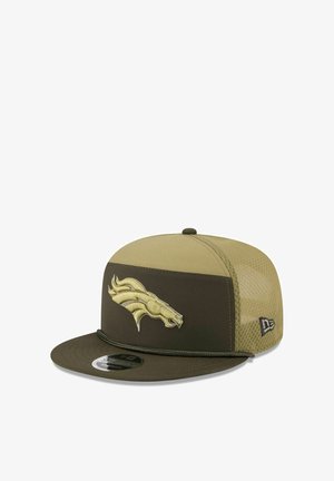 Khaki- und olivgrüner Hut mit flacher Krempe, der ein goldgesticktes Logo eines Pferdes auf der Vorderseite und Mesh-Seitenpaneele hat.