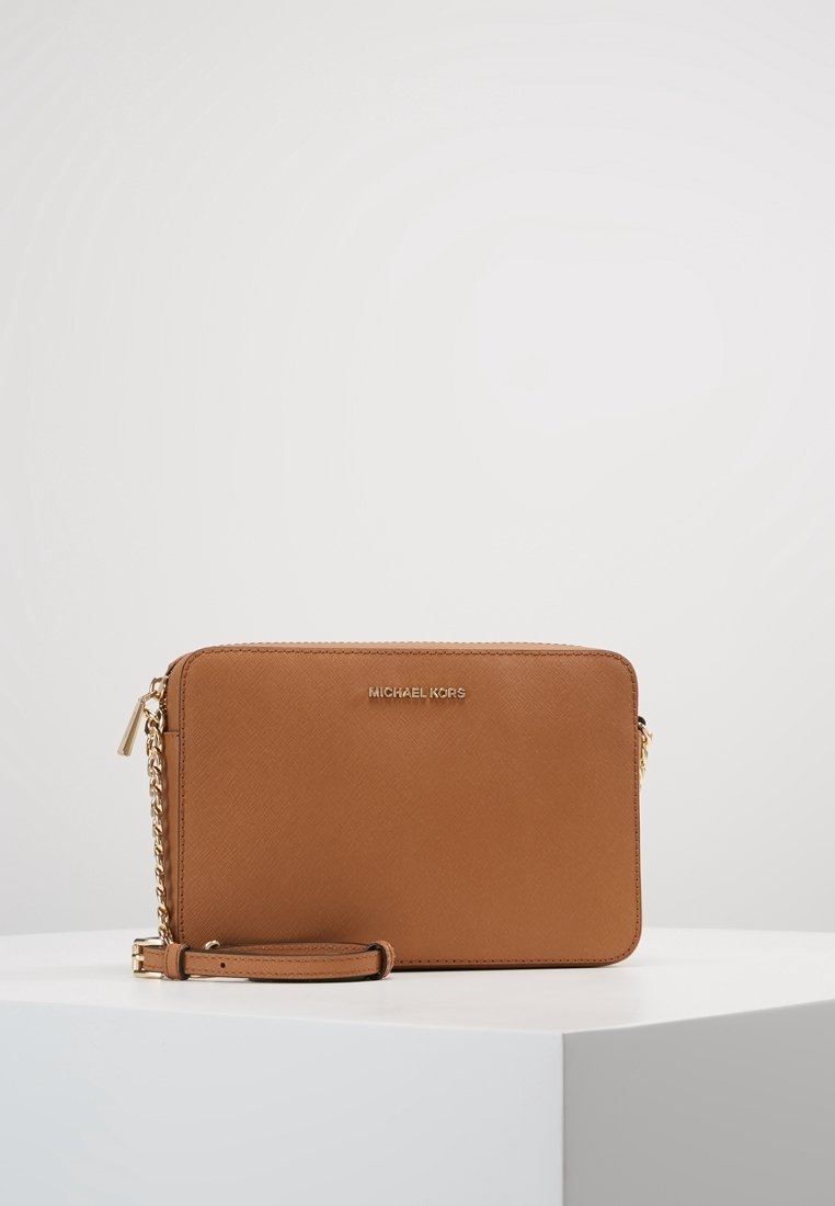 Brun læder crossover taske med kæde i guld tone, rektangulær form, lynlåslukning og præget 'MICHAEL KORS' logo på fronten.
