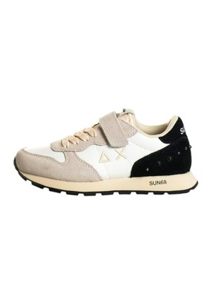 Sneaker con una combinazione di pelle bianca e suede beige, dettagli neri, laces beige, una cinghia in velcro e suola testurizzata con dettagli a borchie.