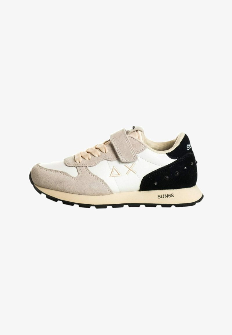 Sneaker con una combinazione di pelle bianca e suede beige, dettagli neri, laces beige, una cinghia in velcro e suola testurizzata con dettagli a borchie.