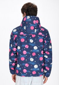 Giacca navy con un motivo spaziale a fantasia che presenta pianeti rosa, grigi e bianchi su uno sfondo blu scuro; include un cappuccio.