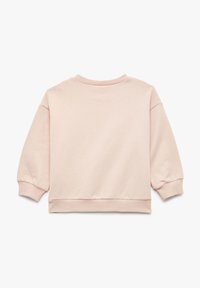 Różowy sweter, miękka tkanina, okrągły dekolt, długie rękawy z ściągaczami i luźny krój. Minimalistyczny design, brak widocznych wzorów lub detali.