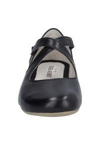 Zapato plano de cuero negro con diseño de correas en forma de cruz, punta redondeada y textura lisa. El interior cuenta con una plantilla acolchada para mayor comodidad.