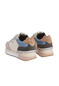 Beige en grijze sneakers met blauwe en bruine accenten. Gemaakt van suède en stof, met een dikke witte middenzool en rubberen loopzool.