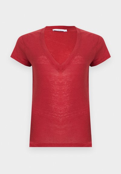 T-shirt vermelha de manga curta com design de decote em V, feita de tecido leve com textura suave e transparência subtil.