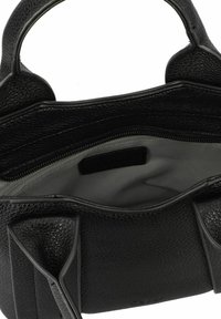 Sac à main en cuir noir avec une surface texturée, des poignées supérieures et une fermeture éclair. L'intérieur est doublé de tissu gris.