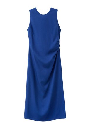 Vestido azul sin mangas hasta la rodilla con escote redondo y sutil detalle drapeado en un lado.