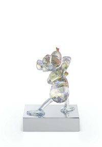 Kristallfigur eines Mauses mit lebhaften Farben, facettierten Oberflächen und einer transparenten Basis. Verfügt über einen metallischen, reflektierenden rechteckigen Ständer.