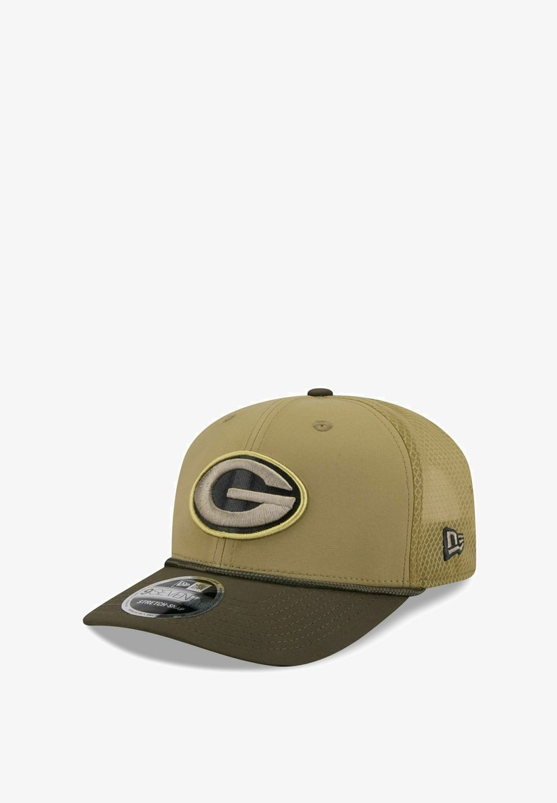 Grün und beige Kappe mit einem erhabenen, gestickten Logo auf der Vorderseite, flachem Schirm und atmungsaktiven Netzseitenteilen. Verfügt über gebrandete Beschläge an der Seite.